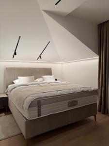 een slaapkamer met een bed met een wit plafond bij Residence 33 in Sarajevo