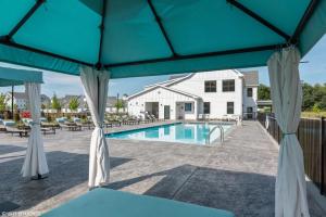 Swimmingpoolen hos eller tæt på Landing Modern 2BD Pool Clubhouse