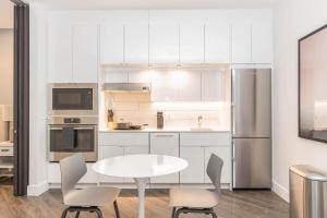 Nhà bếp/bếp nhỏ tại Landing Incredible 1BD Courtyard