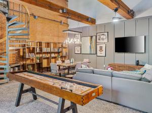 TV/trung tâm giải trí tại Landing Incredible 1BD Courtyard