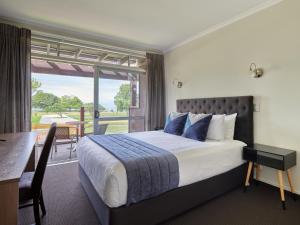 une chambre avec un lit, une table et une fenêtre dans l'établissement Suncourt Hotel & Conference Centre, à Taupo 48 autres photos