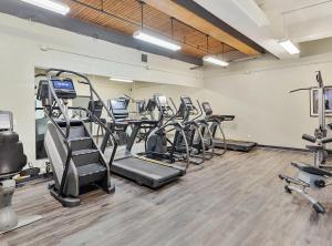 Phòng/tiện nghi tập thể dục tại Landing Incredible 1BD Courtyard +11 ảnh