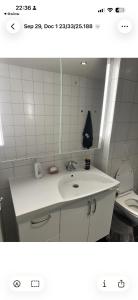 een witte badkamer met een wastafel en een toilet bij Apartments Stavanger Rogaland in Stavanger