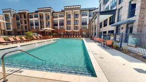 a swimming pool in the courtyard of a building at Landing Stunning 2BD in Corinth in Denton