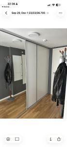 een kamer met glazen wanden en een kamer met een spiegel bij Apartments Stavanger Rogaland in Stavanger