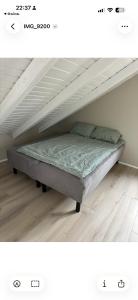 een bed dat in een kamer onder een zolder staat bij Apartments Stavanger Rogaland in Stavanger