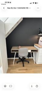 een bureau met een stoel in een kamer met een trap bij Apartments Stavanger Rogaland in Stavanger