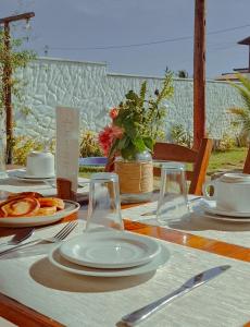 une table en bois avec une assiette de nourriture dessus dans l'établissement Wind Village Icaraizinho, à Icaraí