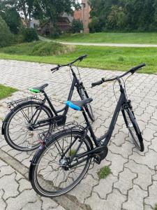 twee fietsen geparkeerd naast elkaar op een straat bij Alandblick Gasthaus in Wanzer