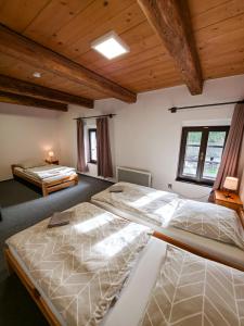 Postel nebo postele na pokoji v ubytování Pivovar Mlýn