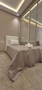 una camera da letto con un letto grande in una stanza di Rabat Residence - OCEAN STAY 2 a Rabat