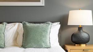 En eller flere senge i et værelse på Landing Apartments - The Fieldhouse + 16 billeder