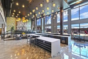 En restaurant eller et andet spisested på Landing Apartments - The Fieldhouse