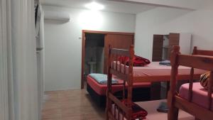 una camera con letto a castello e una camera con tavolo di Monte Ararat a Penha