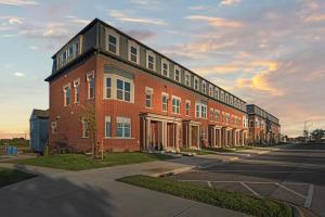 een groot bakstenen gebouw aan de kant van een straat bij Landing Modern 2BD in Lees Summit in Lees Summit