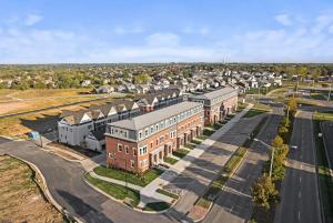 een luchtzicht op een stad met een gebouw bij Landing Modern 2BD in Lees Summit in Lees Summit