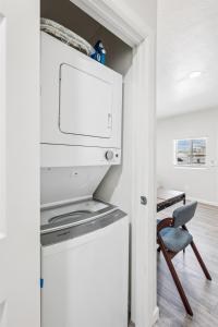 een kleine keuken met een fornuis en een stoel bij Cozy Studio Retreat with Private Bath & Kitchenette in Tempe +1 foto