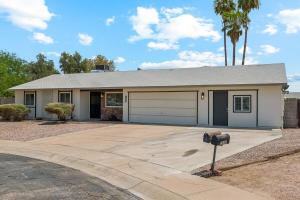 een huis met een parkeermeter ervoor bij Cozy Studio Retreat with Private Bath & Kitchenette in Tempe