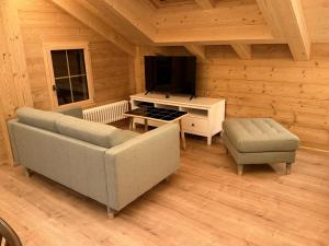 un salon avec deux canapés et une table dans l'établissement Staubbachbänkli, à Wengen