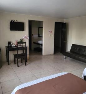 ein Wohnzimmer mit Sofa und Tisch in der Unterkunft Hotel Villalba in Comitán de Domínguez + 1 Foto