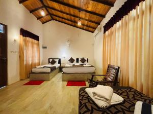 En eller flere senge i et værelse på So-J Beach Villa