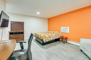 Et tv og/eller underholdning på 5 Mi to Pine Knob Pet-Friendly Studio Retreat