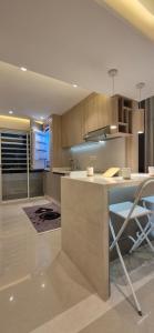 una cucina con isola e tavolo di Rabat Residence - OCEAN STAY 2 a Rabat