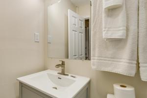 Et badeværelse på 5 Mi to Pine Knob Pet-Friendly Studio Retreat