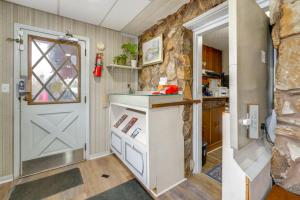 Køkken eller tekøkken på 5 Mi to Pine Knob Pet-Friendly Studio Retreat