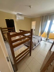 een slaapkamer met twee stapelbedden en een raam bij Beira Mar in Aracaju