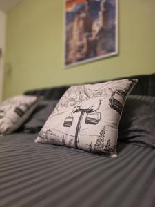 un oreiller posé sur un lit dans l'établissement TUDOR Studio, à Kaprun