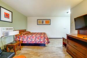 una camera d'albergo con un letto e una TV a schermo piatto di Slopes-Ready Studio Near Pine Knob Pets Welcome! a Clarkston