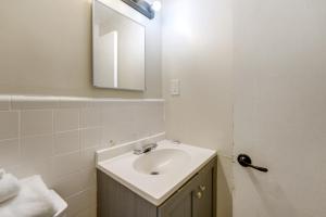 un bagno con lavandino e specchio di Slopes-Ready Studio Near Pine Knob Pets Welcome! a Clarkston Altre 18 foto