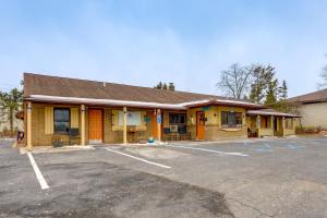 un parcheggio vuoto di fronte a un edificio di Slopes-Ready Studio Near Pine Knob Pets Welcome! a Clarkston