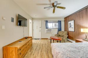 Et tv og/eller underholdning på Pet-Friendly Studio Near Pine Knob Bring Skis!