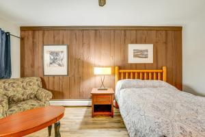 En eller flere senge i et værelse på Pet-Friendly Studio Near Pine Knob Bring Skis!