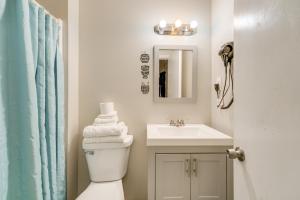 Et badeværelse på Pet-Friendly Studio Near Pine Knob Bring Skis! + 18 billeder