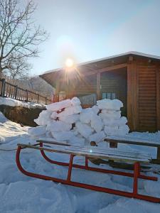 een berg sneeuw voor een hut bij Brvnare Duguljac Fruška Gora in Bukovac