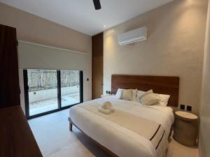 una camera da letto con un letto grande e una finestra di Balam Tulum a Cedro