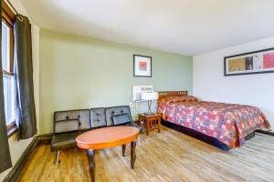 una camera da letto con un letto, un tavolo e una sedia di Slopes-Ready Studio Near Pine Knob Pets Welcome! a Clarkston