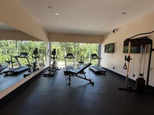 una palestra con diverse macchine per il battistrada e una grande finestra di Balam Tulum a Cedro