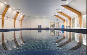 Swimmingpoolen hos eller tæt på Sequoia Duo 2 chalets voisins, familles,amis,détente