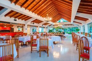 ห้องอาหารหรือที่รับประทานอาหารของ Decameron Marazul - All Inclusive