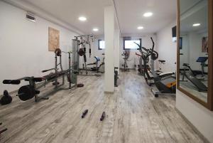 una palestra con diversi tapis roulant e cyclette di O W Dab a Ustroń