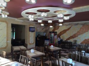 En restaurant eller et andet spisested på Dream Hostel Carpathians Rakhiv