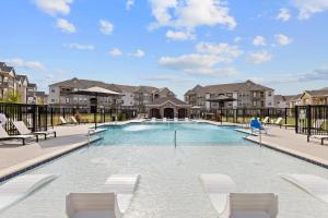 Bazén v ubytování Landing Beautiful 2BD Gym Clubhouse nebo v jeho okolí