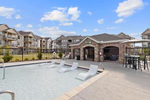 Bazén v ubytování Landing Beautiful 2BD Gym Clubhouse nebo v jeho okolí