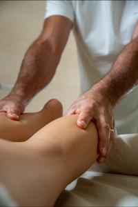 een masseur die de knie van een vrouw masseert bij CasettaLuce in Cuneo