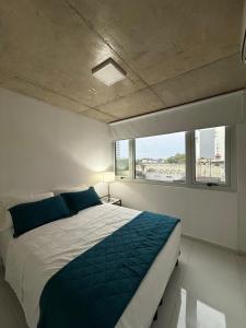 En eller flere senge i et værelse på Departamento amplio con cochera, Av Sarmiento 645