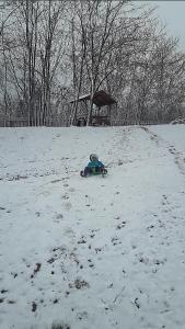 een kind dat in de sneeuw speelt op een veld bij Brvnare Duguljac Fruška Gora in Bukovac +51 foto's